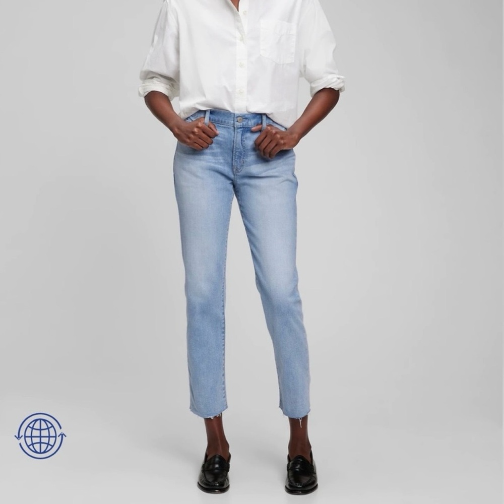 GAP Mid Rise Girlfriend Jeans with Washwell size 27/4 short